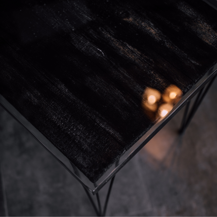 Հայելային  – Սև