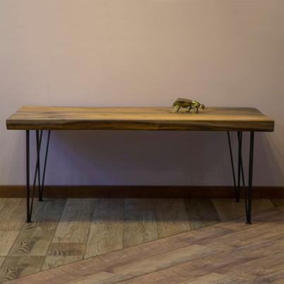 Մուգ փայտե սեղան