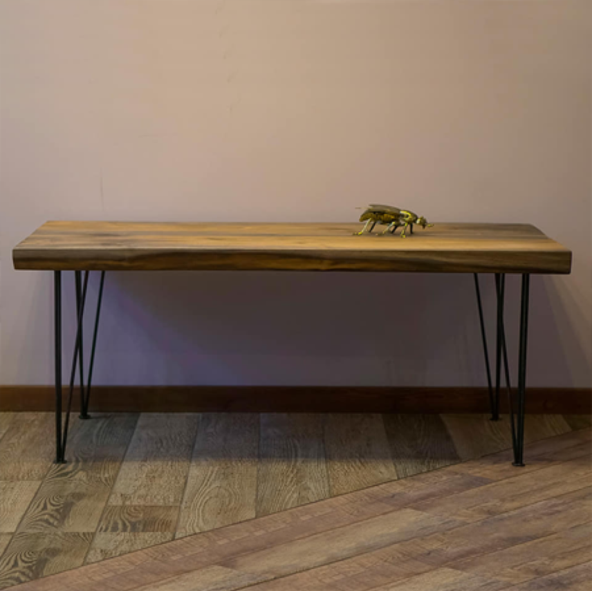 Մուգ փայտե սեղան