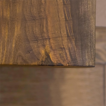 Մուգ փայտե սեղան