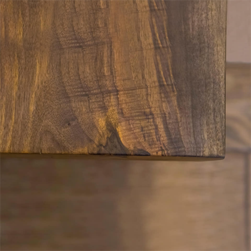 Մուգ փայտե սեղան