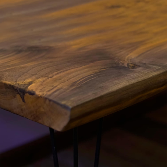 Մուգ փայտե սեղան